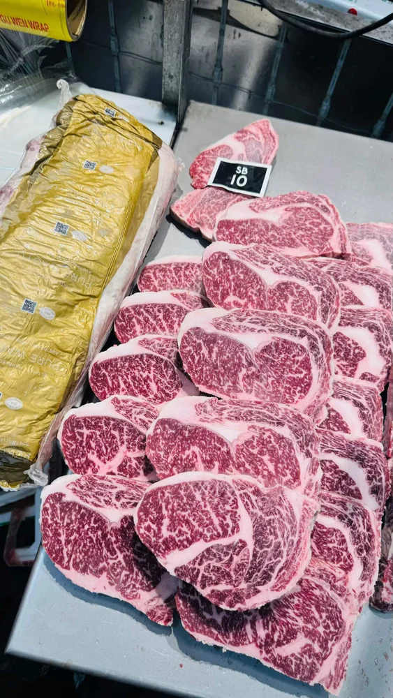 金產直 · SANCHOKU PURE WAGYU · 眼肉心實切 · 實切切面