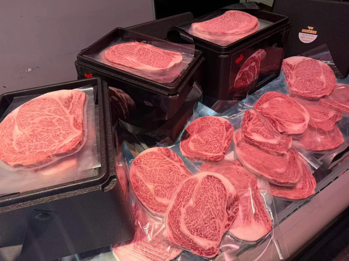 牛肉とギフトボックスを並べた実物写真